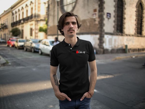 Remera polo con logo
